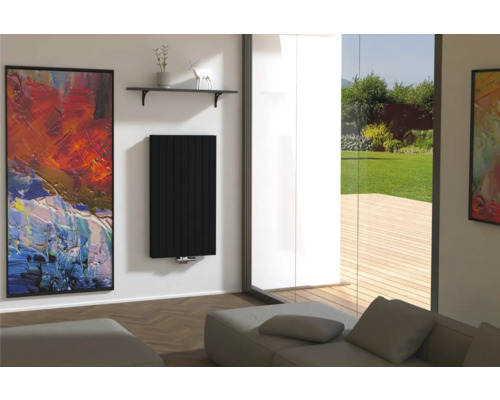 Moderní obývací pokoj s radiátorem, uměleckým dílem a posezením