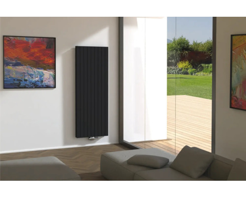 Moderní obývací pokoj s designovým radiátorem, pohovkou a obrazy