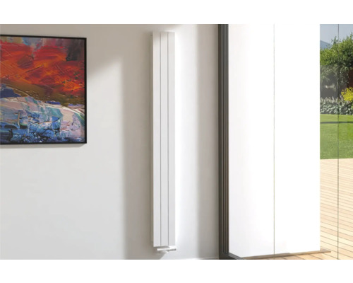Designové topné těleso ROTHEIGNER 2000 x 218 x 72 mm připojení 1 dole uprostřed Pohled do místnosti s plochým radiátorem na stěně vedle malby