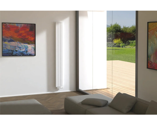 Moderní obývací pokoj s designovým radiátorem a uměleckými díly