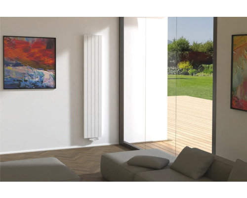 Moderní obývací pokoj s radiátorem, pohovkou a uměleckými díly