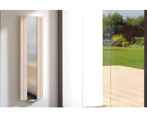 Úzké koupelnové zrcadlo s dřevěným rámem připevněné na zdi