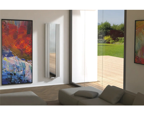 Moderní obývací pokoj s uměleckým dílem, zrcadlovým radiátorem a velkým oknem s výhledem do zahrady.