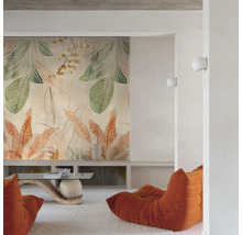 Obývací pokoj s vzorovanou tapetou, konferenčním stolkem a křesly