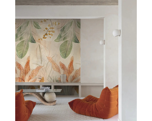 Obývací pokoj s vzorovanou tapetou, konferenčním stolkem a křesly