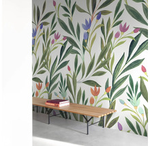 Místnost s květinovou tapetou a dřevěnou lavicí