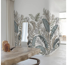 Obývací pokoj s květinovou tapetou, zrcadlem a dřevěným stolem