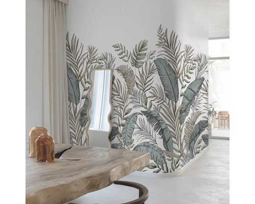 Obývací pokoj s květinovou tapetou, zrcadlem a dřevěným stolem