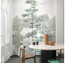 Světlá jídelna s tapetou s motivem krajiny, jídelním stolem a dřevěnými židlemi