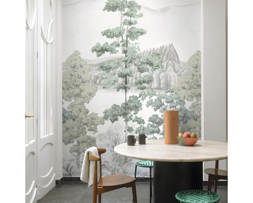 Světlá jídelna s tapetou s motivem krajiny, jídelním stolem a dřevěnými židlemi