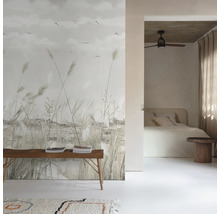 Dekorativní pokoj s nástěnnou malbou, lavicí a ložnicí