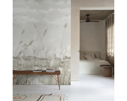 Dekorativní pokoj s nástěnnou malbou, lavicí a ložnicí