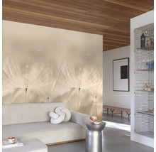 Obývací pokoj s tapetou s motivem pampelišky, pohovkou a dřevěným stropem.