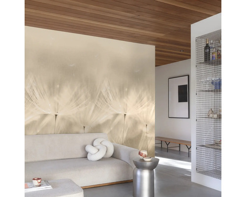 Obývací pokoj s tapetou s motivem pampelišky, pohovkou a dřevěným stropem.