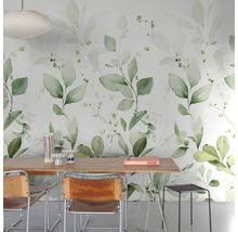 Jídelna s tapetou se vzorem listů, dřevěným stolem a židlemi