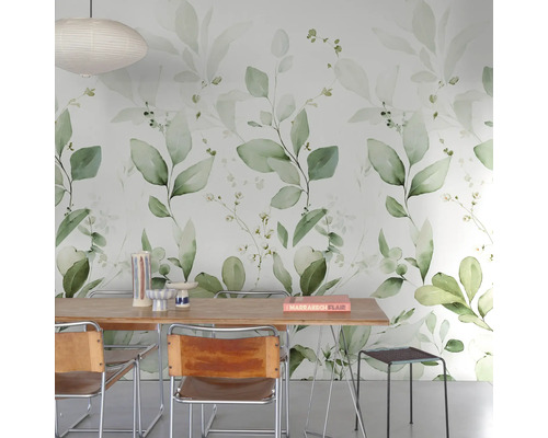 Jídelna s tapetou se vzorem listů, dřevěným stolem a židlemi