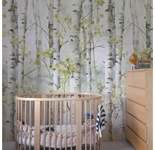 Dětský pokoj s tapetou s motivem břízy, kulatou dětskou postýlkou a komodou