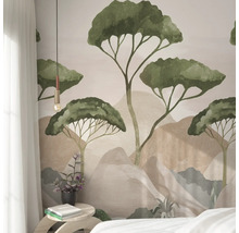 Světlá ložnice s tapetou lesa, nočním stolkem a závěsným svítidlem