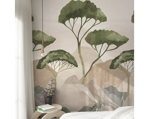 Světlá ložnice s tapetou lesa, nočním stolkem a závěsným svítidlem