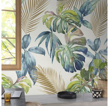 Pokoj s vzorovanou tapetou s rostlinnými motivy