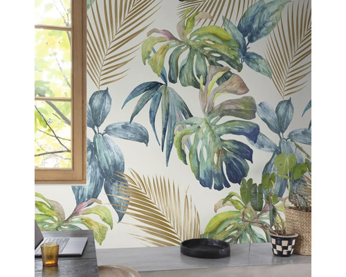 Pokoj s vzorovanou tapetou s rostlinnými motivy