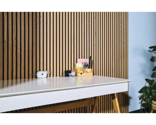 Psací stůl s dřevěnou lamelovou stěnou v pozadí pro moderní kancelářský interiér