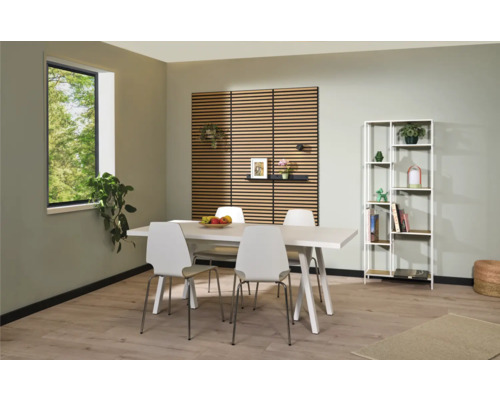 Světlý jídelní prostor s jídelním stolem, židlemi, obkladem stěn, regálem a dekoracemi pro útulnou atmosféru.