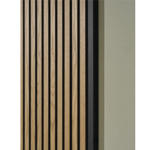 Detail dřevěného panelu na stěnu s lamelovou strukturou a zvukovou izolací