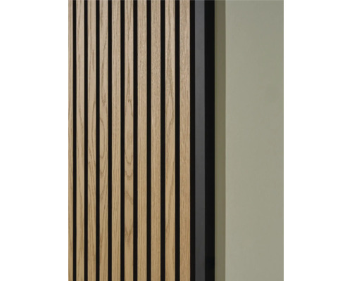 Ukončovací lišta Sonava 22x25x2600 mm černá Detail dřevěného panelu na stěnu s lamelovou strukturou a zvukovou izolací