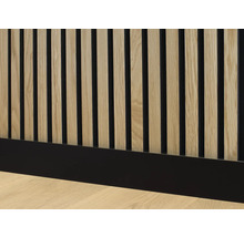 Dřevěný obklad se štíhlými lamelami a soklem