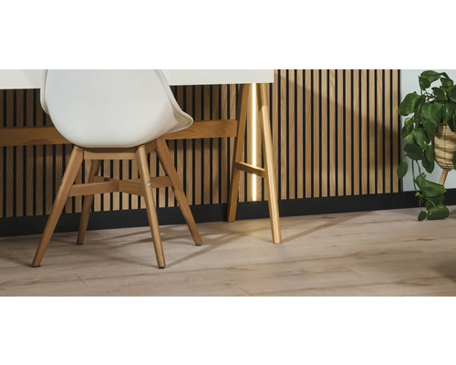 Scéna se stolem, židlí a nástěnnými panely