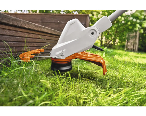 Zastřihovač okrajů trávníku při sekání trávy