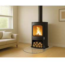 Hořící krbová kamna v obývacím pokoji s poleny a krbovou soupravou