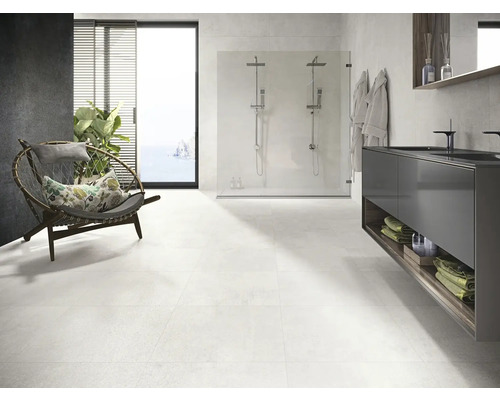 Světlá koupelna se sprchou, umyvadlem a křeslem