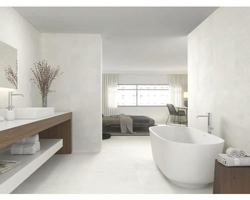 Světlá koupelna s vanou, umyvadlem a vstupem do ložnice