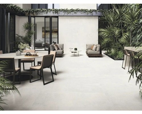 Terasa s dlažbou, posezením a rostlinami