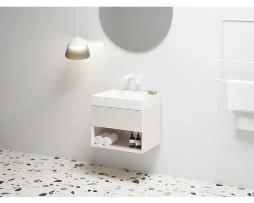 Moderní koupelna s umyvadlem, zrcadlem, držákem na ručníky a závěsným svítidlem