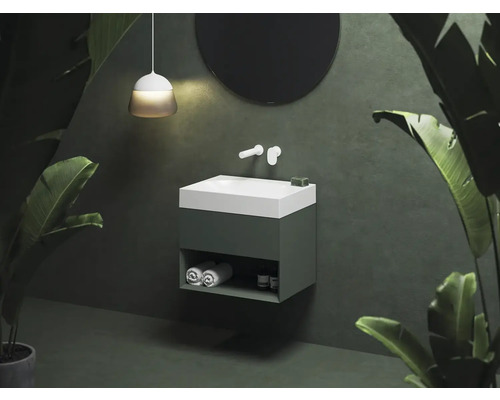 Moderní koupelna s umyvadlovou skříňkou, zrcadlem a pokojovými rostlinami