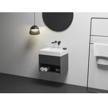Koupelnová skříňka s umyvadlem, baterií, držákem na ručníky a kulatým zrcadlem pro moderní design.