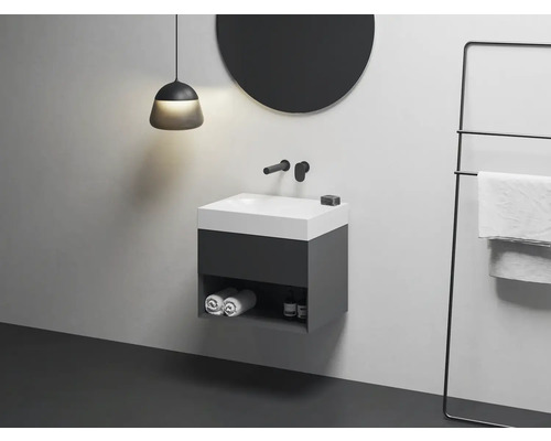 Koupelnová skříňka s umyvadlem, baterií, držákem na ručníky a kulatým zrcadlem pro moderní design.