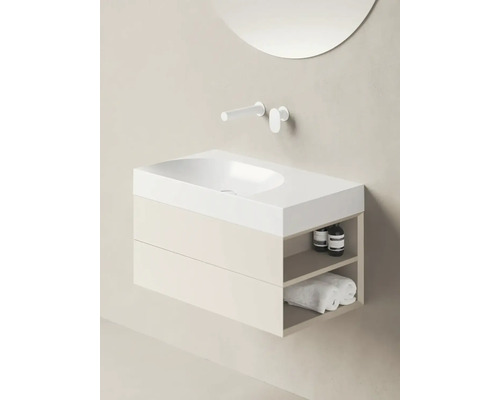 Umyvadlová skříňka se dvěma zásuvkami, úložným prostorem a ručníky v koupelně.