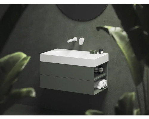 Umyvadlo se skříňkou a otevřenou policí v koupelně