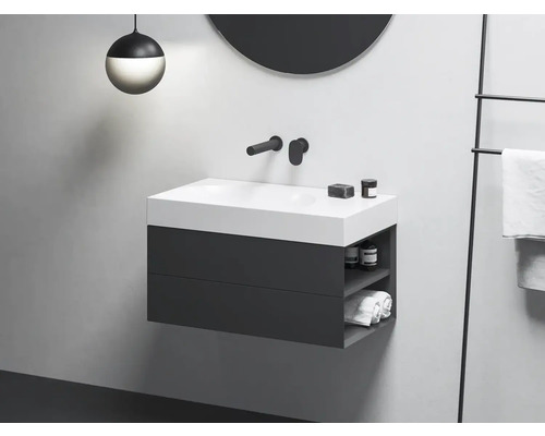 Moderní koupelna s umyvadlovou skříňkou, vodovodní baterií, zrcadlem a lampou pro stylové zařízení