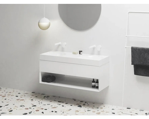 Koupelna s umyvadlovou skříňkou, zrcadlem, topným žebříkem na ručníky a doplňky