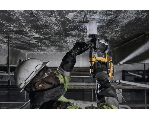 Stavební dělník používá akumulátorový hřebíkovač do betonu na stropě.