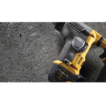 Vrtací kladivo DeWalt na betonovém povrchu