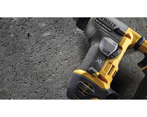 Vrtací kladivo DeWalt na betonovém povrchu