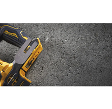 Detailní pohled na žlutou akumulátorovou hřebíkovačku DeWalt s klipem na opasek