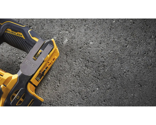 Detailní pohled na žlutou akumulátorovou hřebíkovačku DeWalt s klipem na opasek