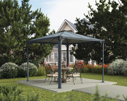 Zahradní scéna s altánem, stolem a židlemi na terase